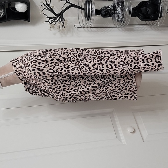 H&M, Size 0, Leopard Print, Long Sleeve, Tie Neck Blouse.  Excellent Condition - Picture 3 of 12